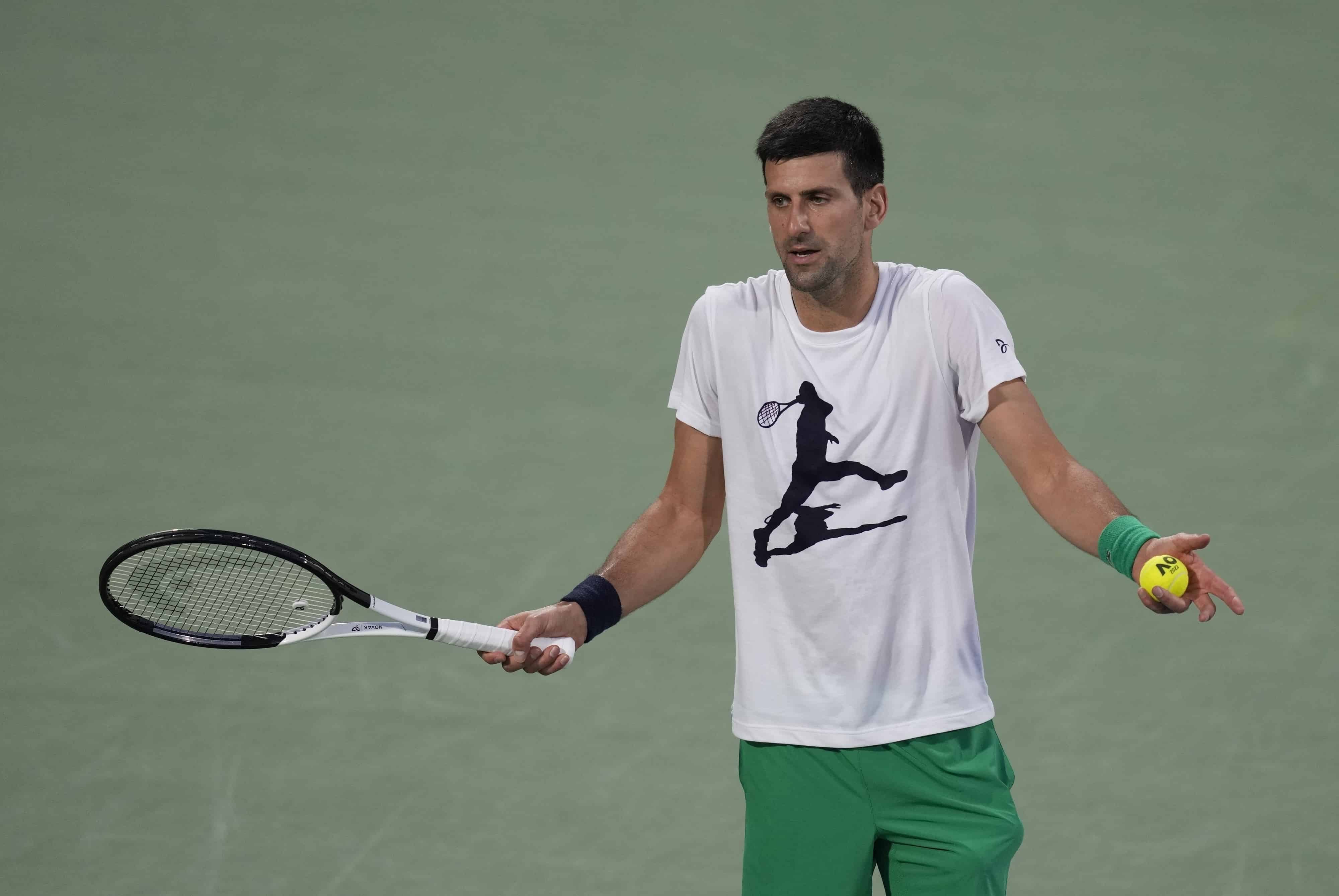 Novak Djokovic durante un entrenamiento previo al Abierto de Dubái, el domingo 20 de febrero de 2022.