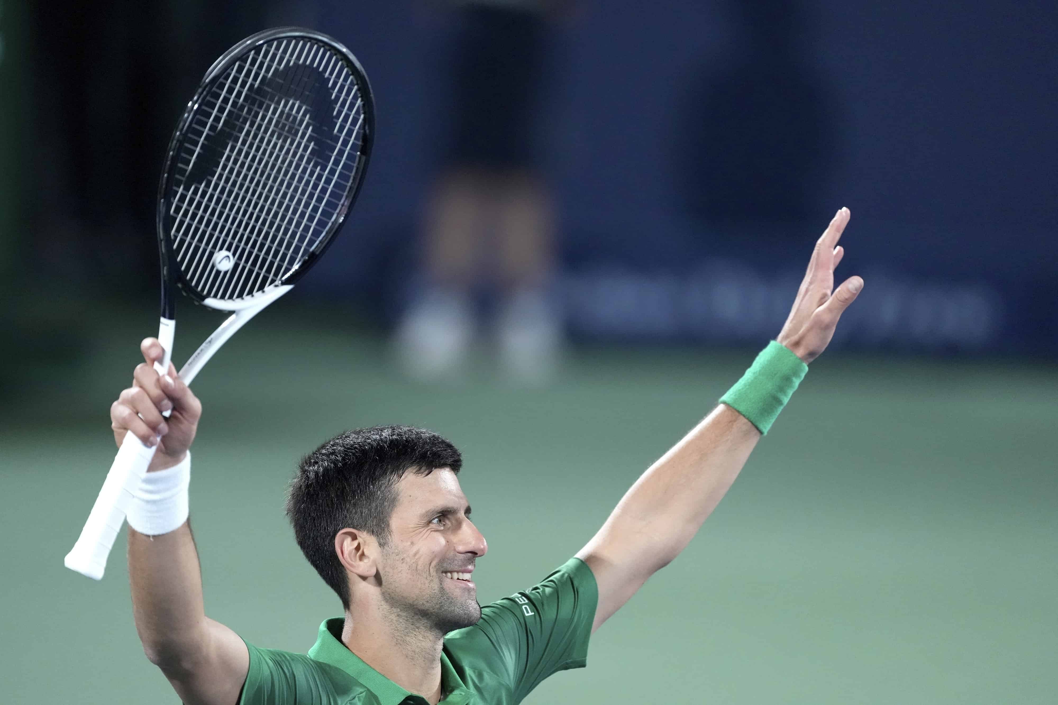 Novak Djokovic celebra su victoria ante Lorenzo Musetti en el torneo de Dubái, el lunes 21 de febrero de 2022. 