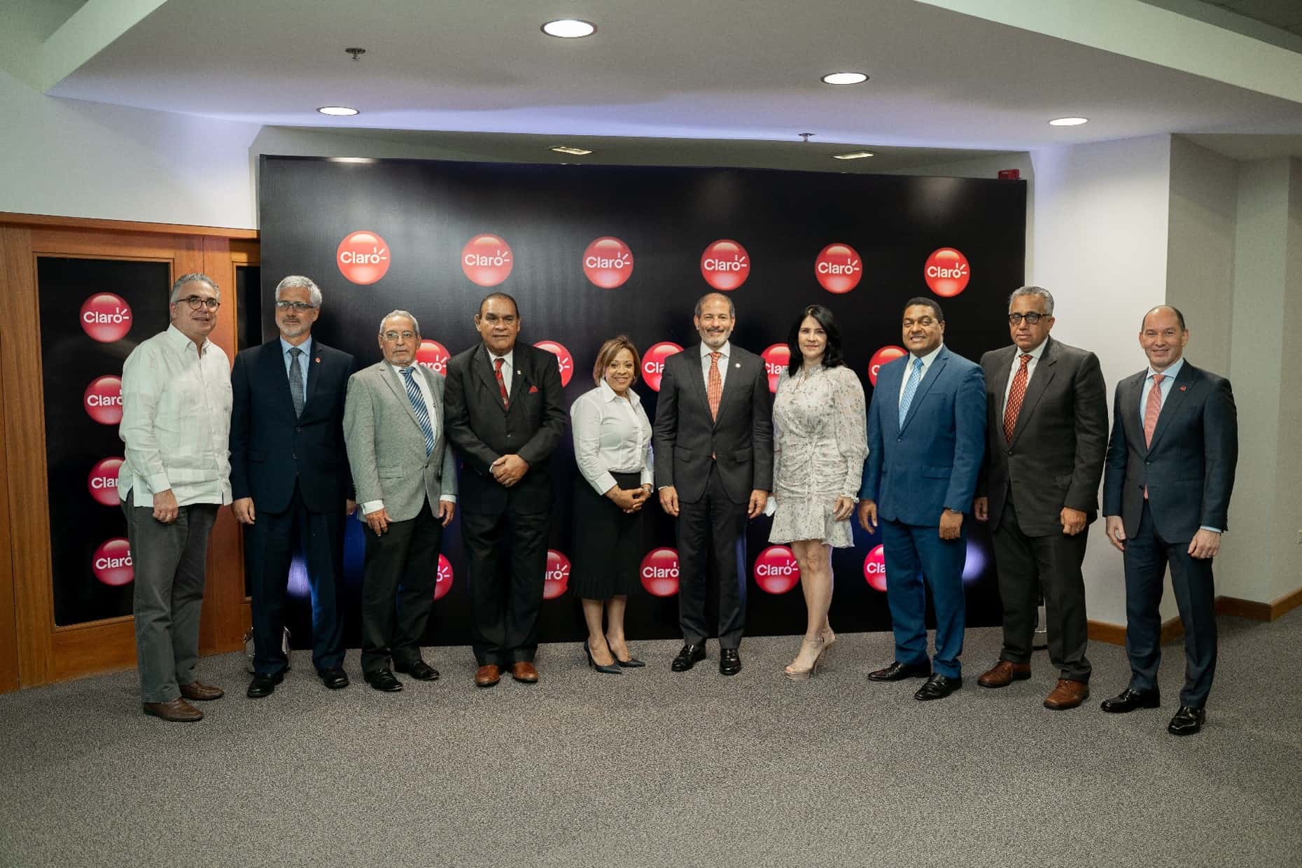 Directores de medios junto a Carlos Cueto, presidente ejecutivo de Claro.