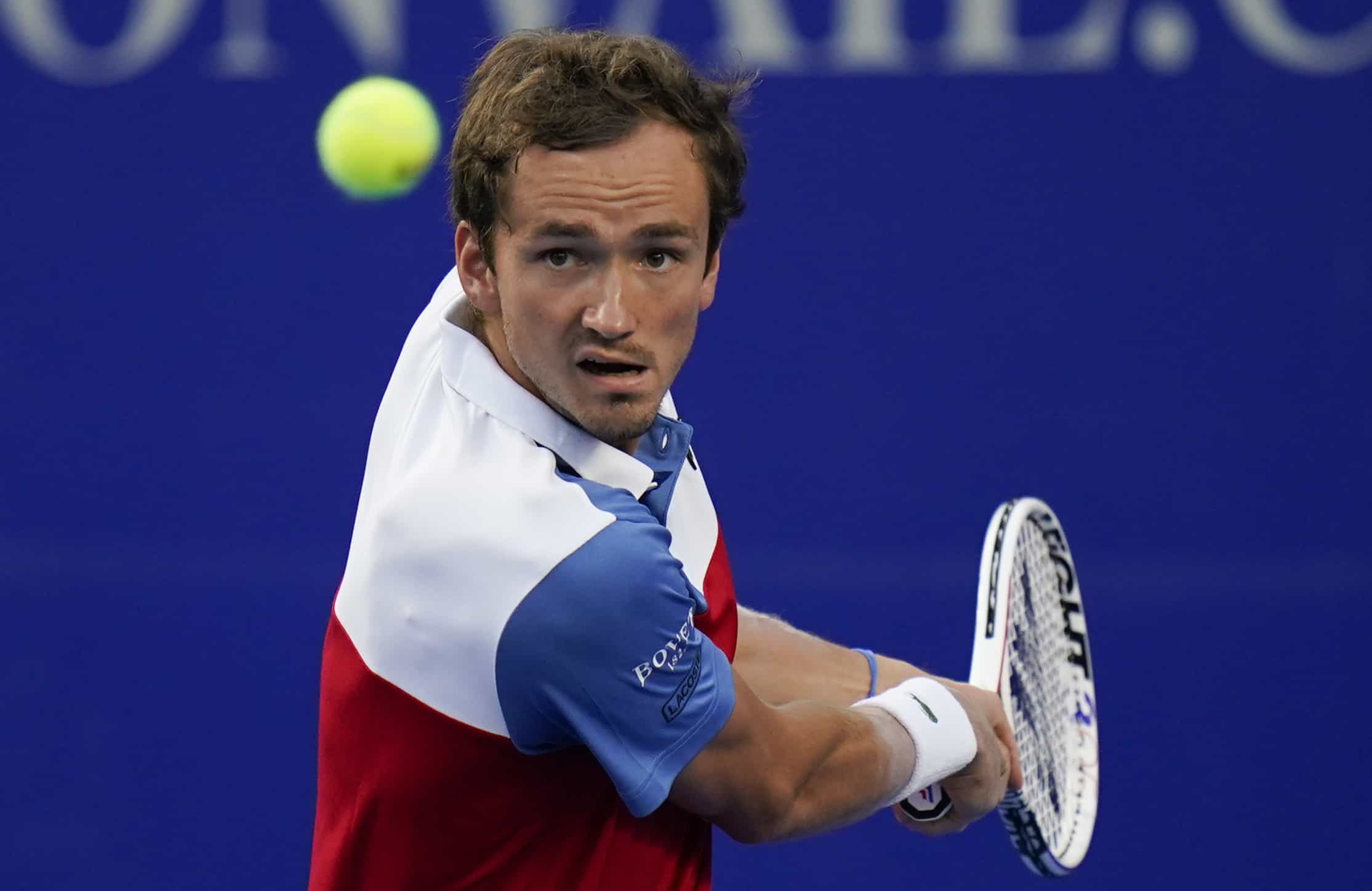El ruso Daniil Medvedev hace una devolución durante un partido ante el francés Benoit Paire, en el Abierto Mexicano de Tenis, el martes 22 de febrero de 2022, en Acapulco.