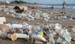 ¿Por qué urge nuevo tratado internacional sobre contaminación por plásticos?