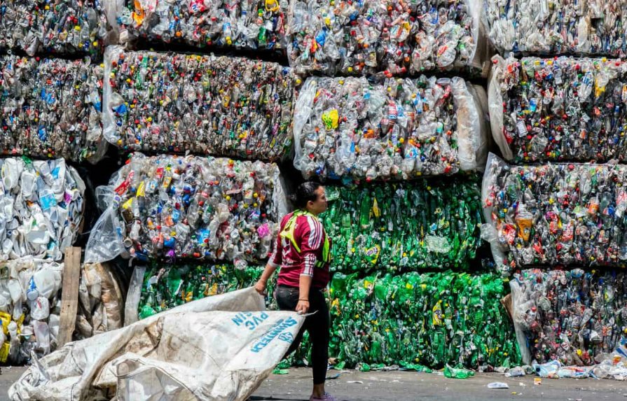 Menos del 10 % del plástico es reciclado, critica la OCDE
