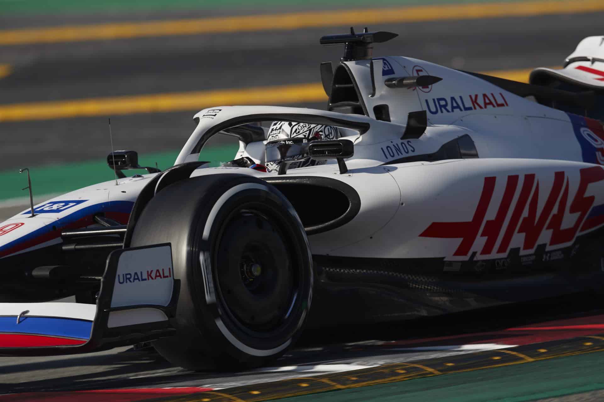 El piloto ruso de Haas Mikita Mazepin durante la primera jornada de los entrenamientos oficiales de pretemporada de Fórmula Uno que se celebran en el circuito de Barcelona-Cataluña. 