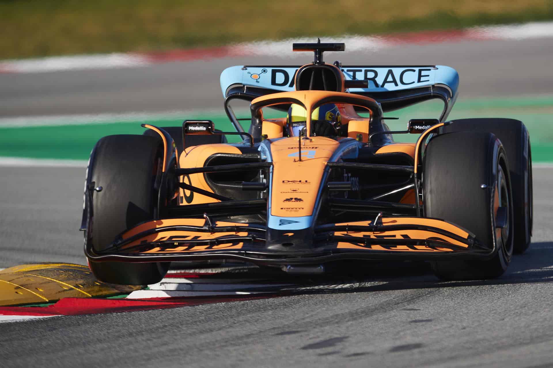 El piloto británico de McLaren Lando Norris durante la primera jornada de los entrenamientos oficiales de pretemporada de Fórmula Uno que se celebran en el circuito de Barcelona-Cataluña.