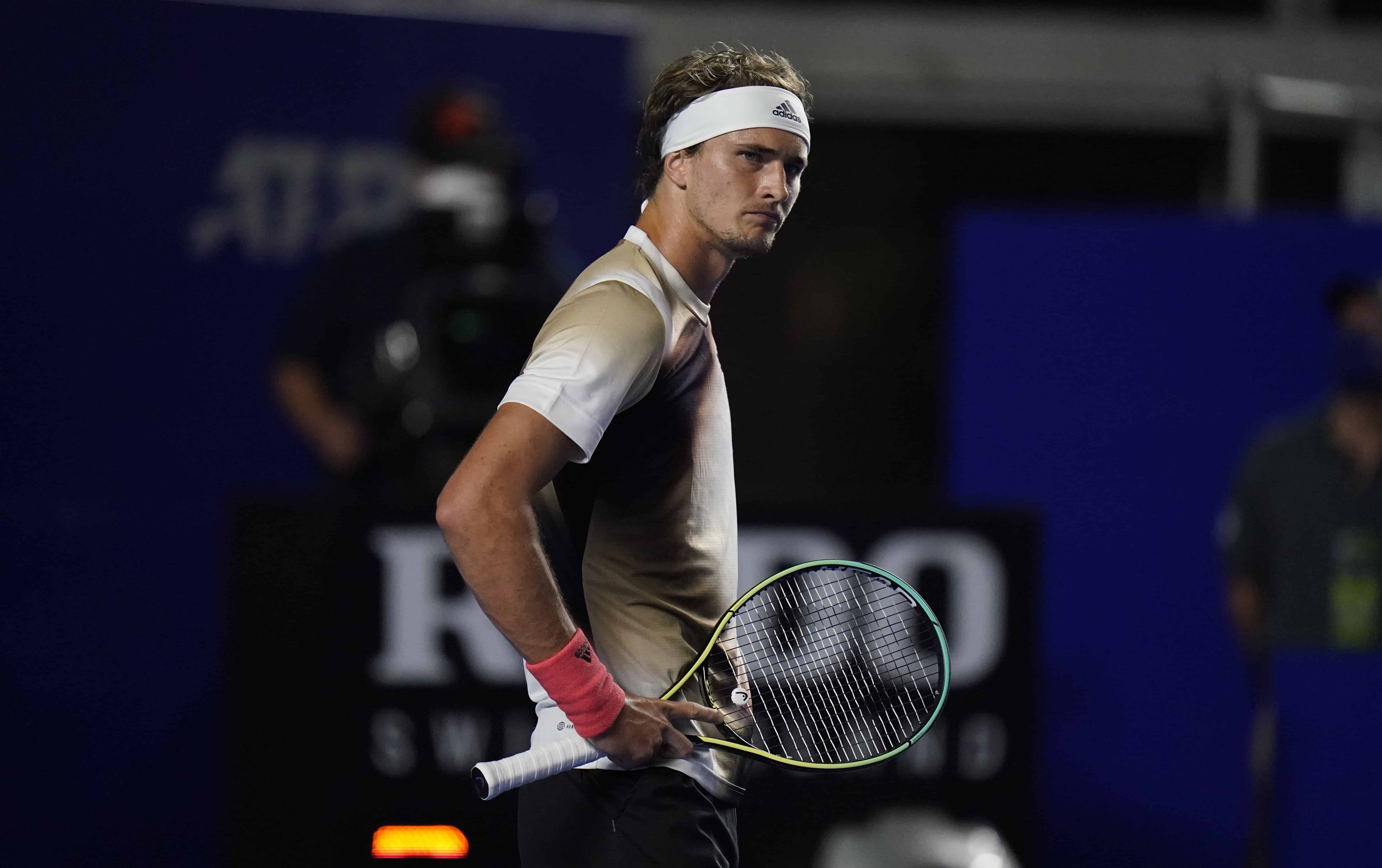 El tenista alemán Alexander Zverev reacciona durante su choque con el estadounidense Jenson Brooksby, en el Abierto Mexicano, en Acapulco, México, el 22 de febrero de 2022. 