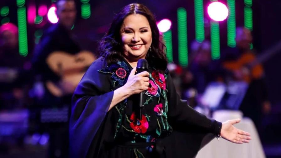 Ana Gabriel causa revuelo en concierto por confesarle su amor a Kate del Castillo