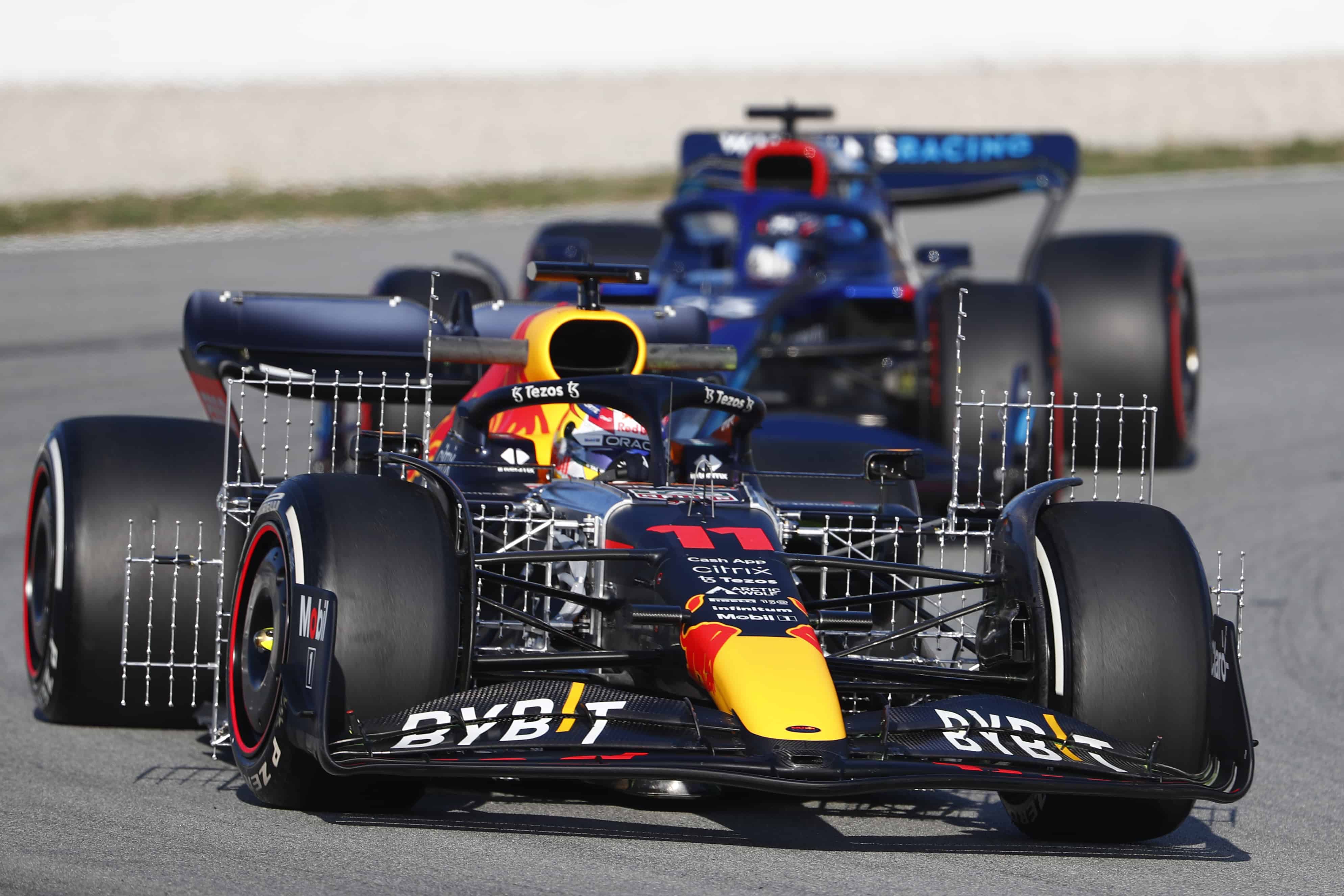 El piloto mexicano Sergio Pérez de Red Bull durante la primera sesion de entrenamientos de F1, con miras a la campaña 2022, el 23 de febrero en Montmeló/España. 