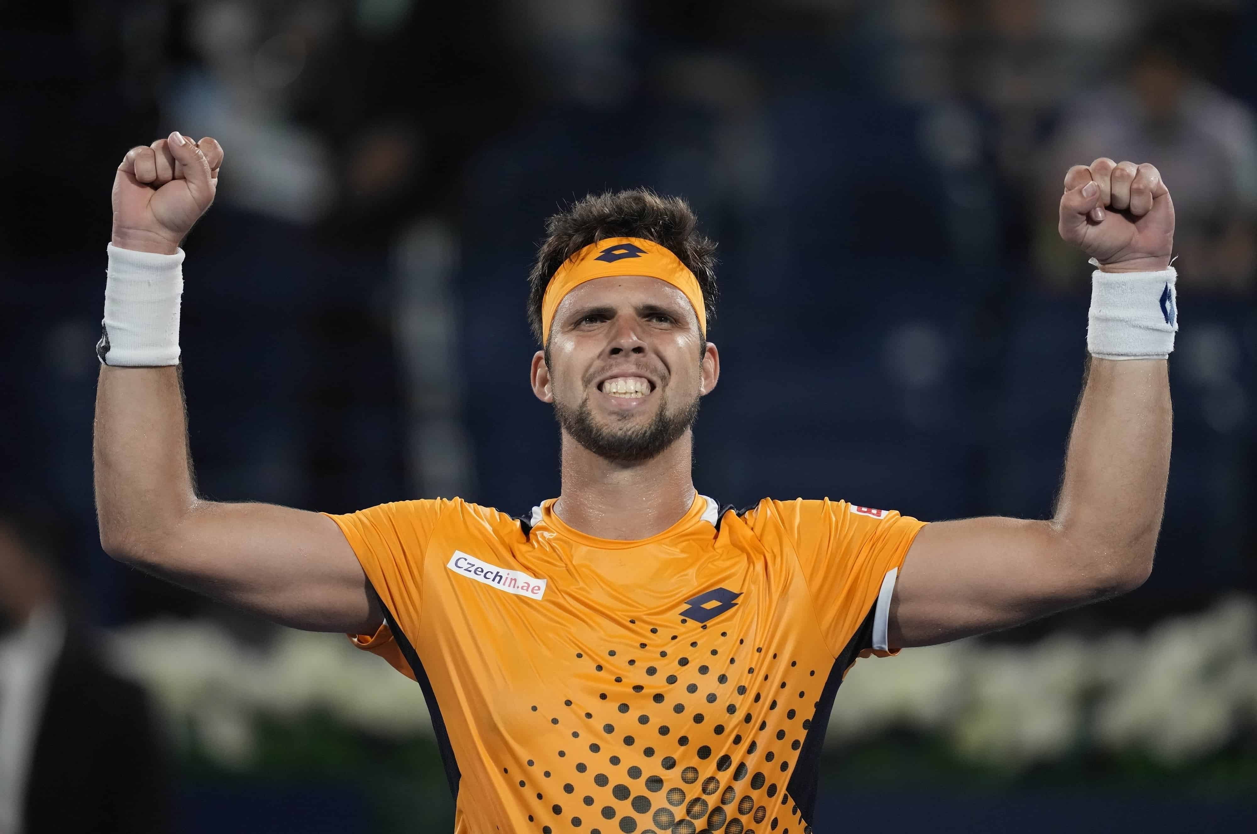 Jiri Vesely celebra tras derrotar a Novak Djokovic en los cuartos de final del Campeonato de Dubái, el jueves 24 de febrero de 2022.