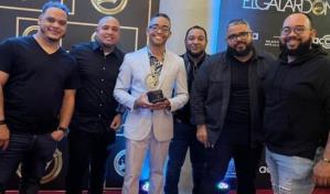 Artista cristiano John Solano fue reconocido al Galardón Especial