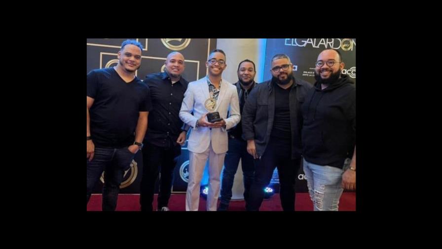 Artista cristiano John Solano fue reconocido al Galardón Especial