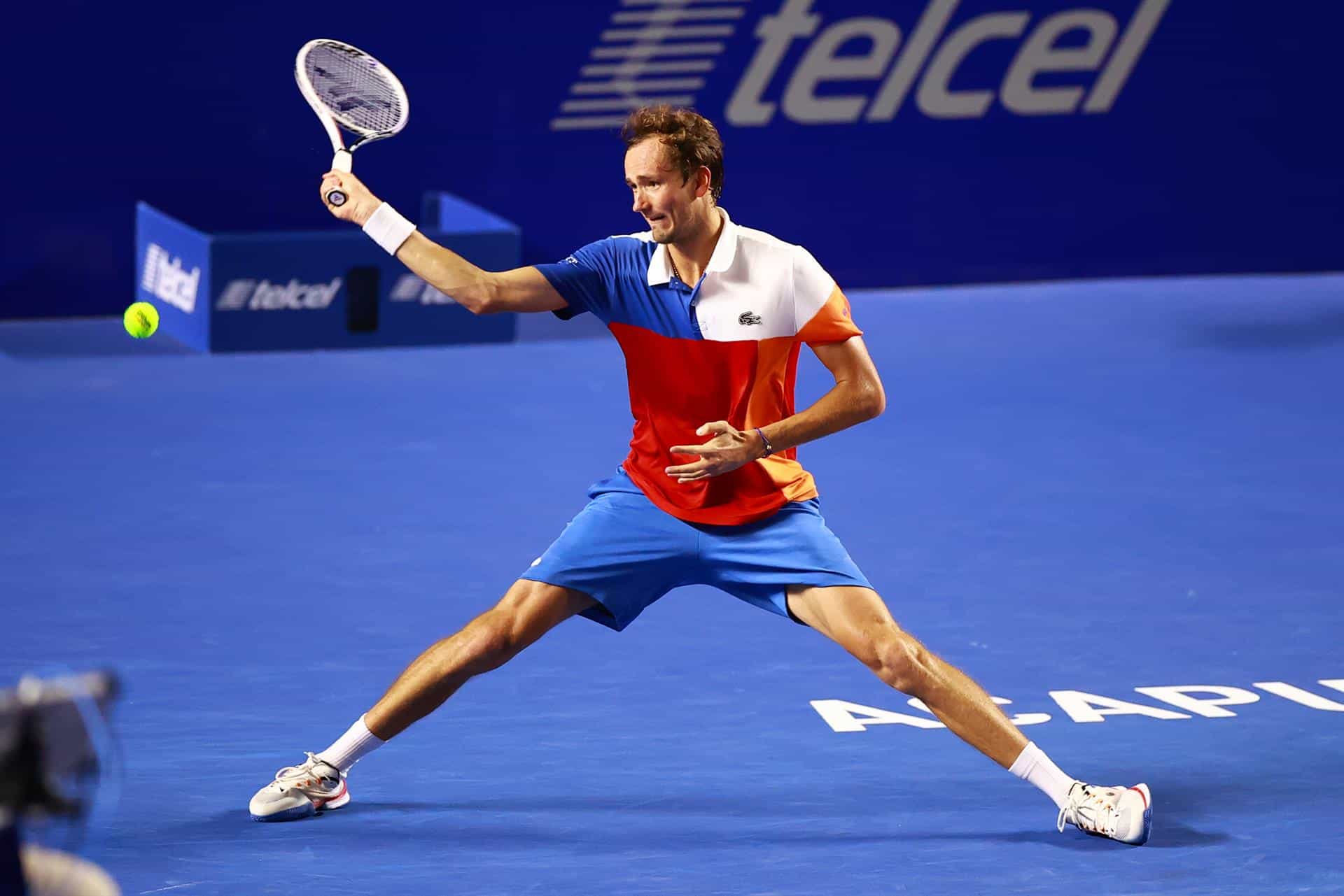 Daniil Medvedev de Rusia devuelve una pelota a Pablo Andujar de España hoy, en un juego del Abierto Mexicano de Tenis en Acapulco (México). 