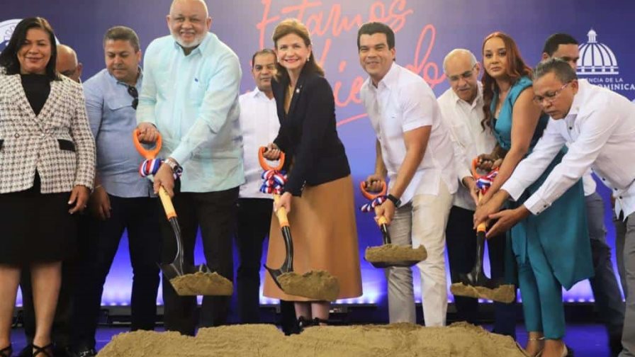 Dan primer picazo para iniciar construcción alcantarillado sanitario de Mao