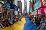 Ucranianos se manifiestan en contra Rusia en Times Square, NY