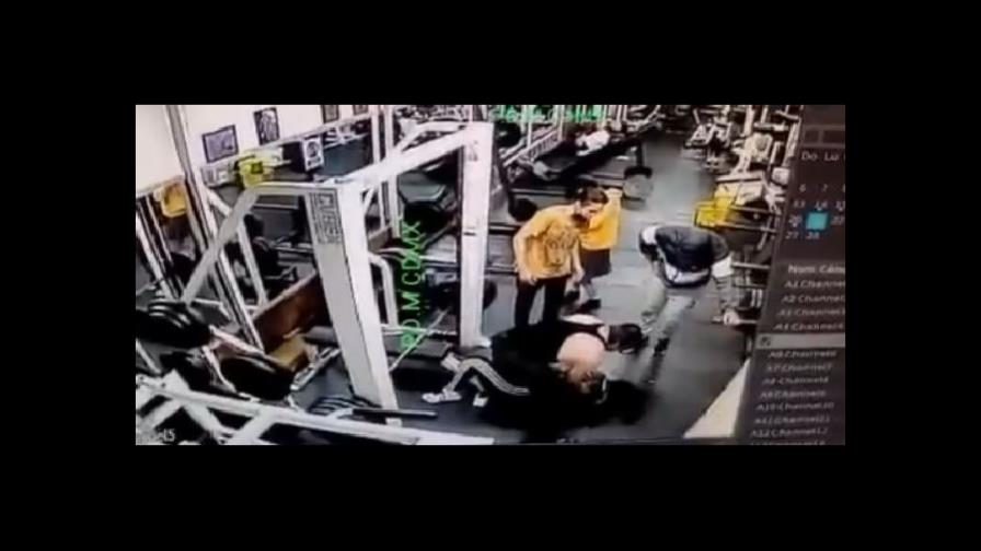 Mujer muere en gimnasio de México tras caerle pesa de 180 kilos Mujer muere en gimnasio de México tras caerle pesa de 180 kilos