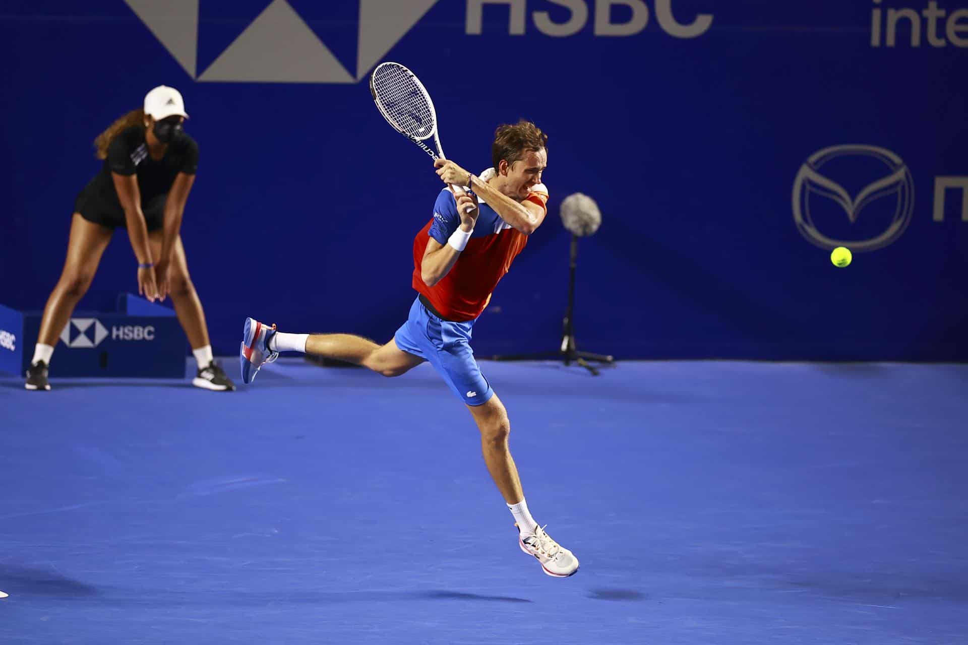 Daniil Medvedev de Rusia devuelve una pelota a Pablo Andujar de España hoy, en un juego del Abierto Mexicano de Tenis en Acapulco (México). 