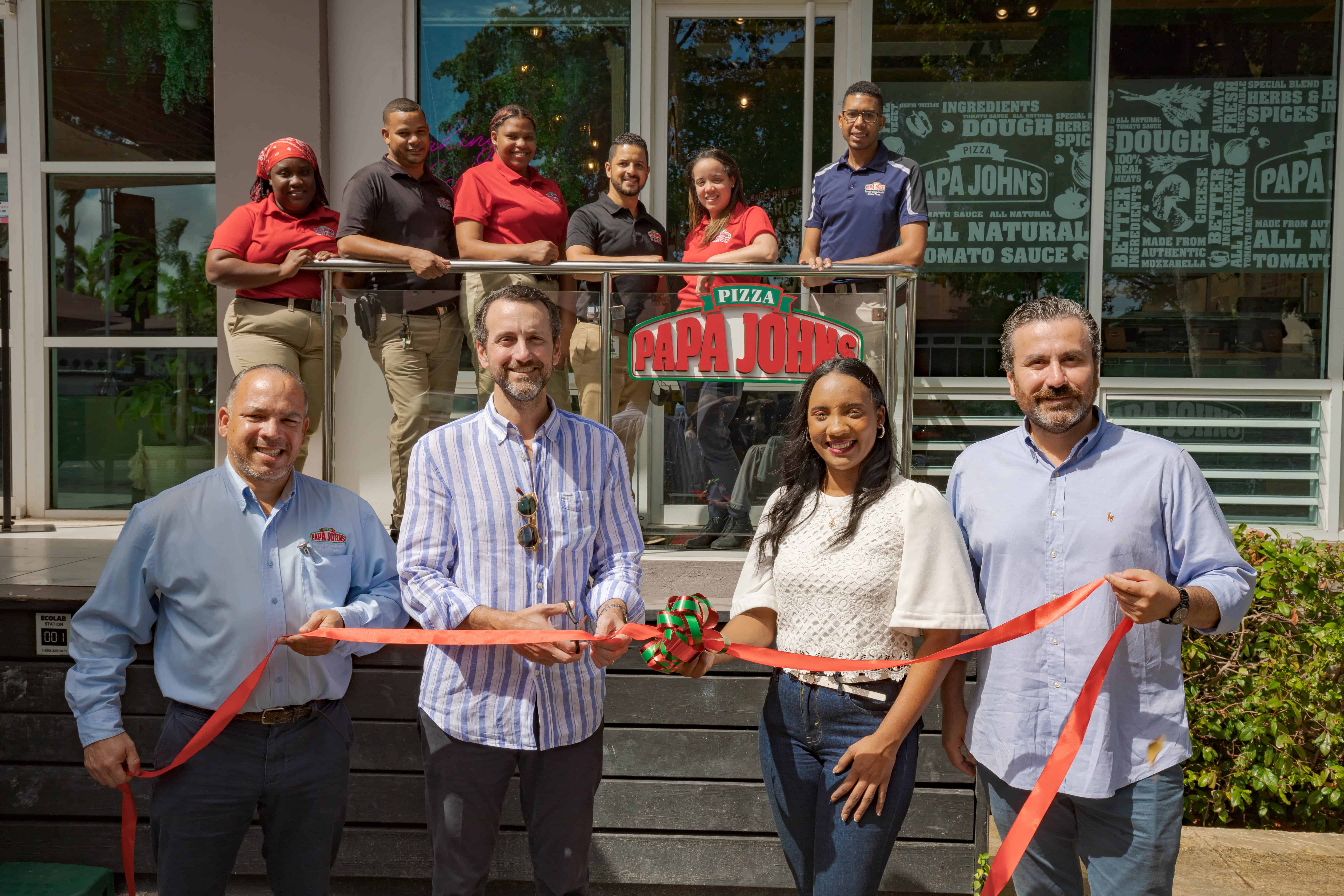 Máximo Rosario, Marcos Sánchez, Yohanny Mora y  Osvaldo Sazo. Detrás personal de servicio de la sucursal.