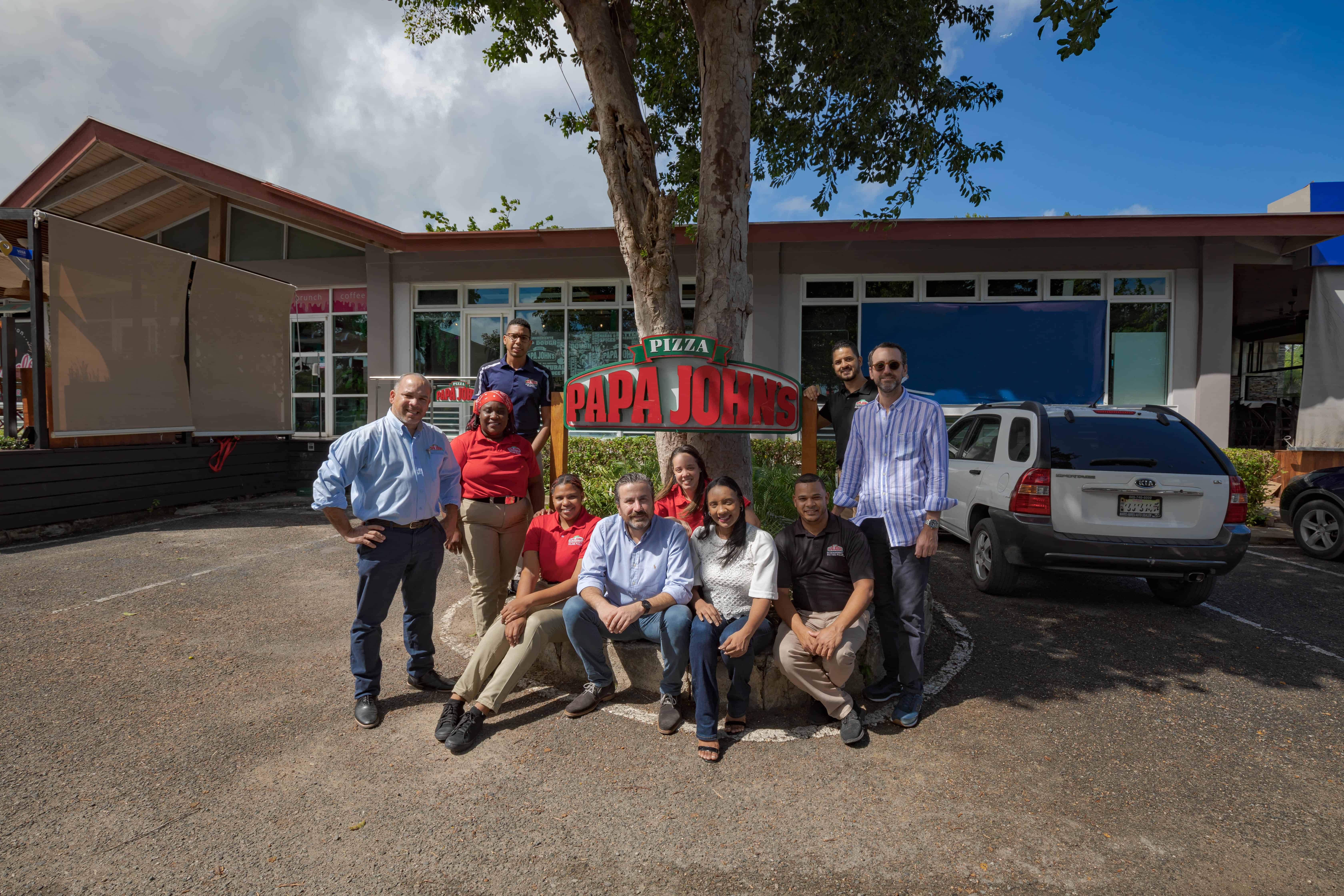 Ejecutivos de la franquicia y personal de servicio de la sucursal.