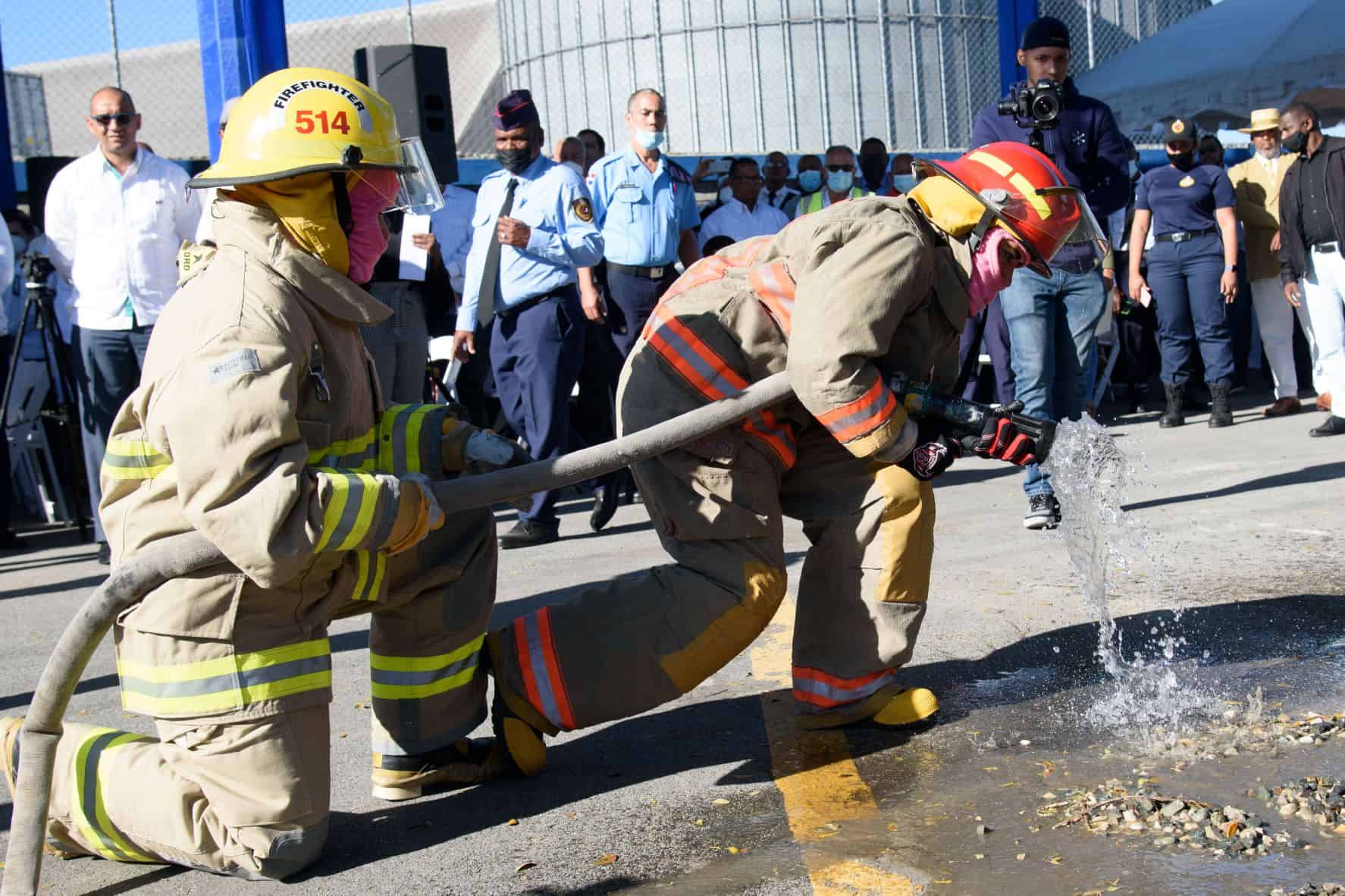 Dos bomberas hacen una desmostración