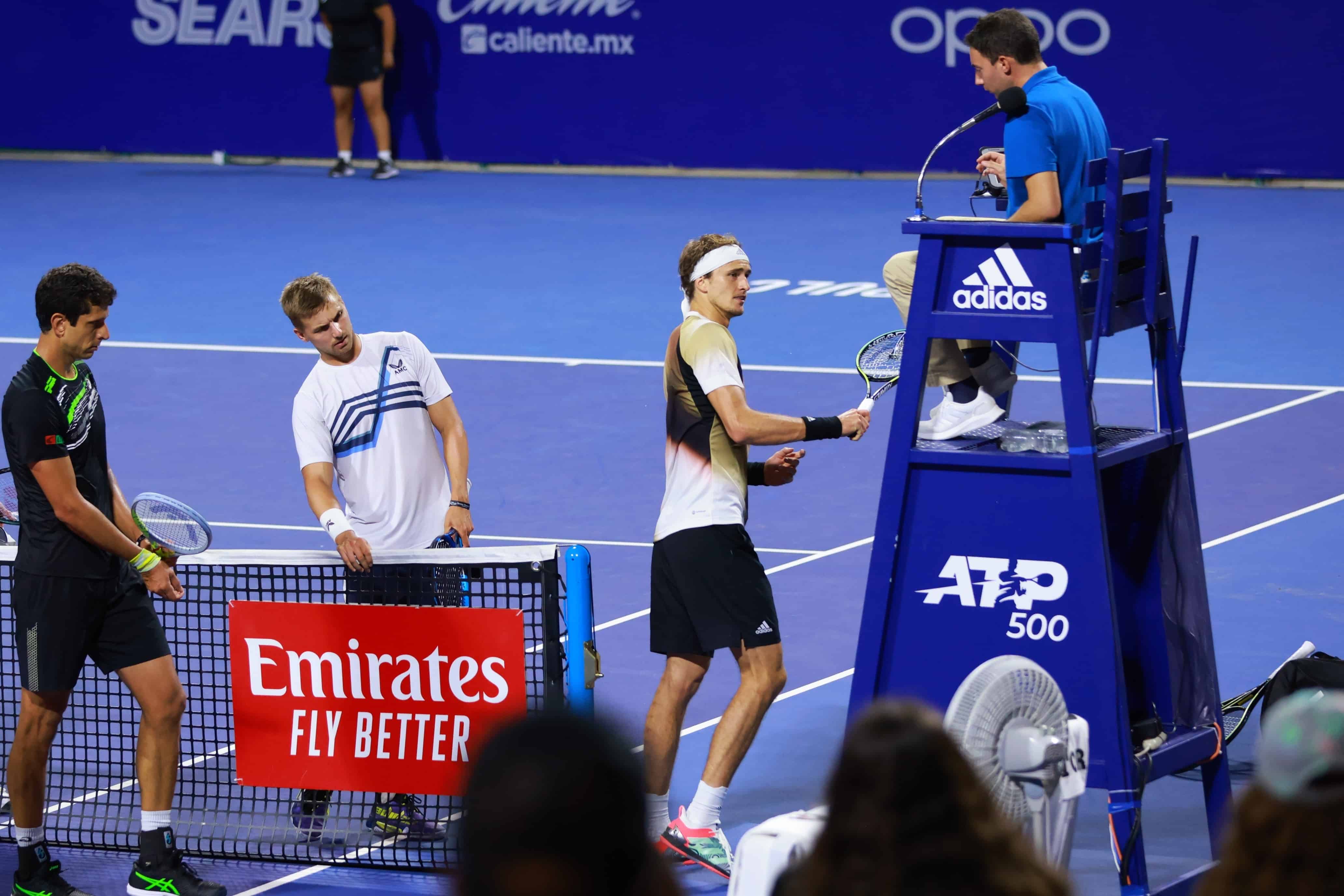 Alexander Zverev va contra el árbitro y golpea su silla, en la jornda del 23/02/22, en el Grand Slam de Acapulco, México.