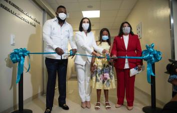 David Ortiz y la primera dama encabezan donación histórica de equipo médico
