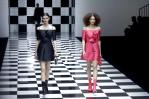 Armani y Prada desfilan en Milán con Kardashian y Dybala como espectadores