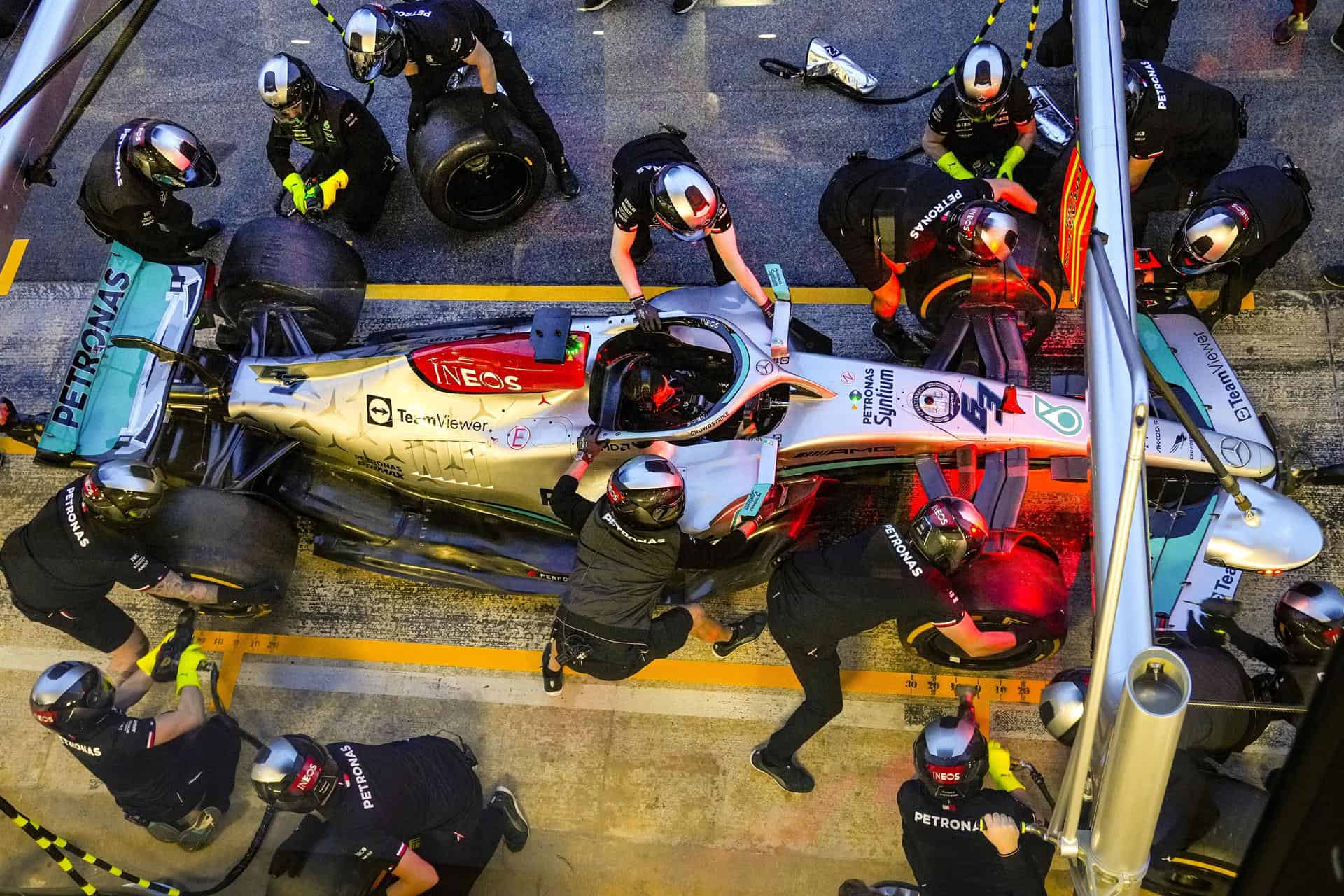 El equipo de mecánicos del equipo Mercedes practica los cambios de neumáticos durante la segunda jornada de los entrenamientos oficiales de pretemporada de Fórmula Uno que se celebran en el circuito de Barcelona-Catalunya, en Montmeló (Barcelona). 