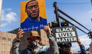 Dictan tres años y medio de cárcel a expolicía implicado en la muerte de George Floyd