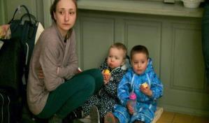 Refugiados de Ucrania acampan en una estación de tren de Polonia