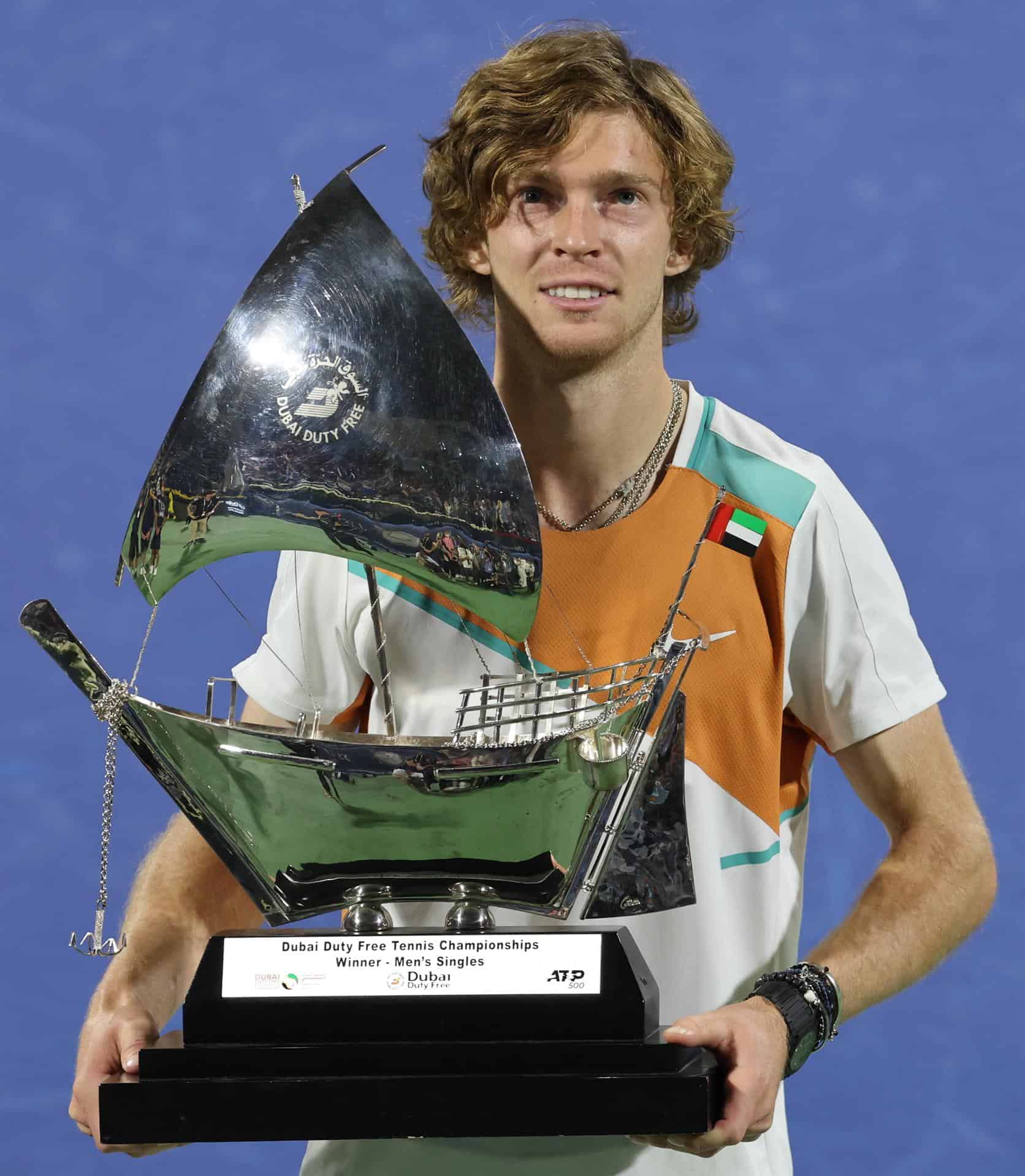 Andrey Rublev de Rusia celebra con su trofeo tras ganar el partido final contra Jiri Vesely de la República Checa en el Dubai Duty Free Tennis ATP Championships 2022 en Dubai, Emiratos Árabes Unidos, el 26 de febrero de 2022. (Tenis, República Checa, Rusia, Emiratos Árabes Unidos Unidos).