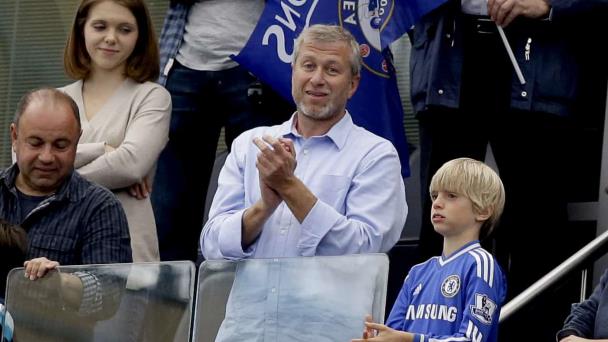Propietario ruso entrega control del Chelsea a un fideicomiso
