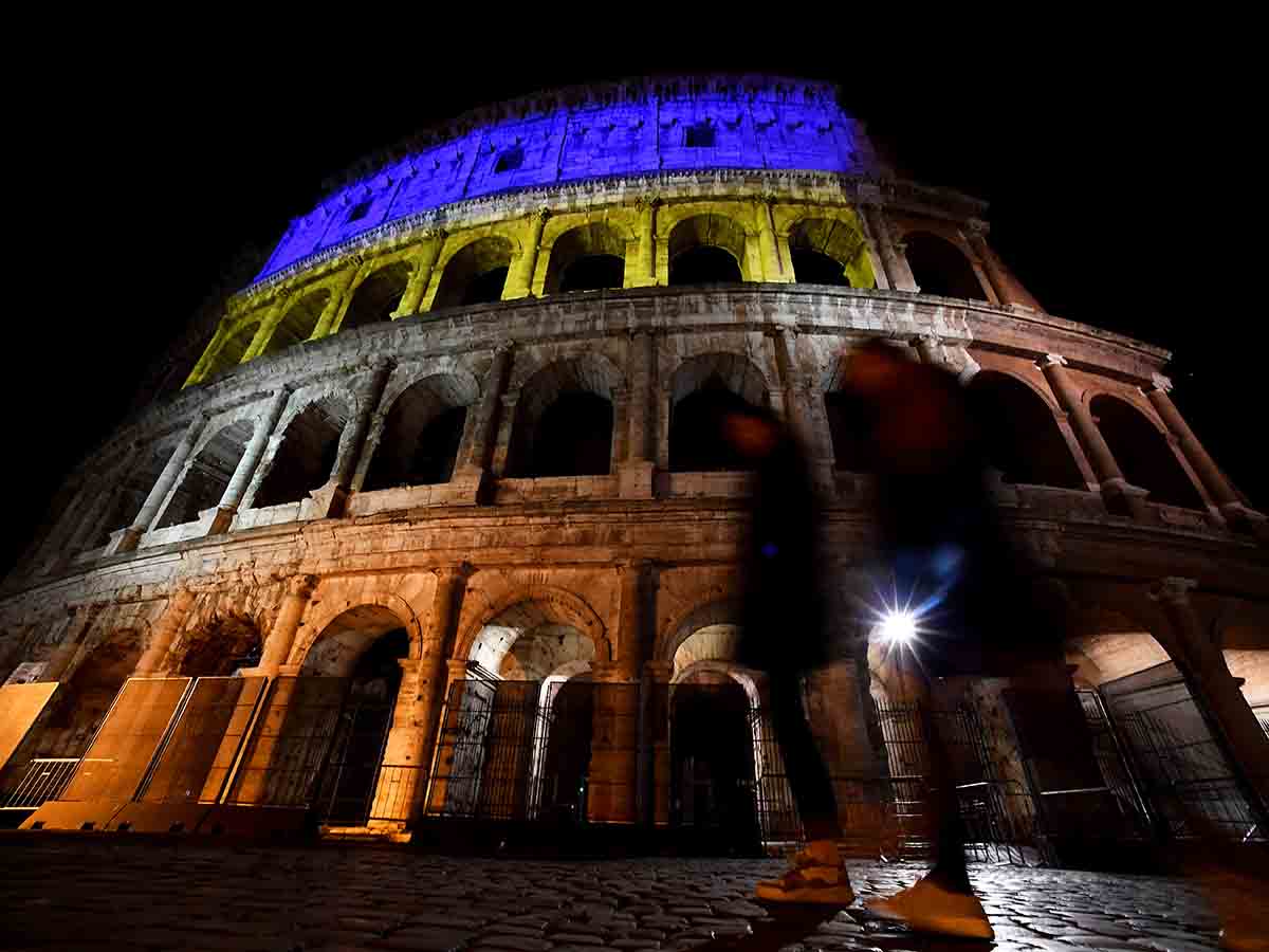 El Coliseo de Roma iluminado con los colores de la bandera de Ucrania.