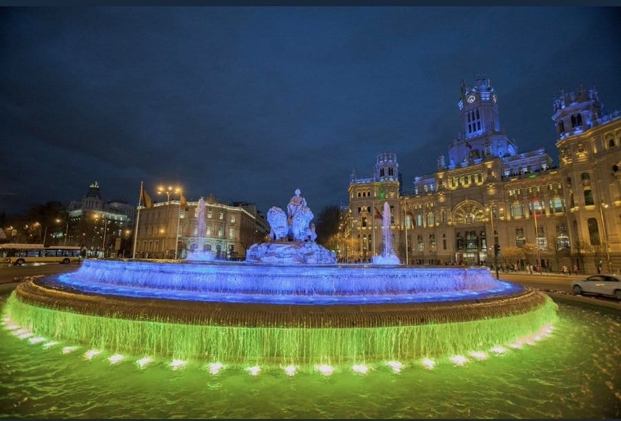 La fuente de Cibeles iluminada con los colores de la bandera de Ucrania