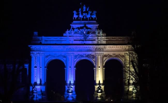 El Parque del Cincuentenario se ilumina con el color de la bandera ucraniana durante una cumbre de emergencia sobre la crisis entre Rusia y Ucrania en la sede de la UE en Bruselas