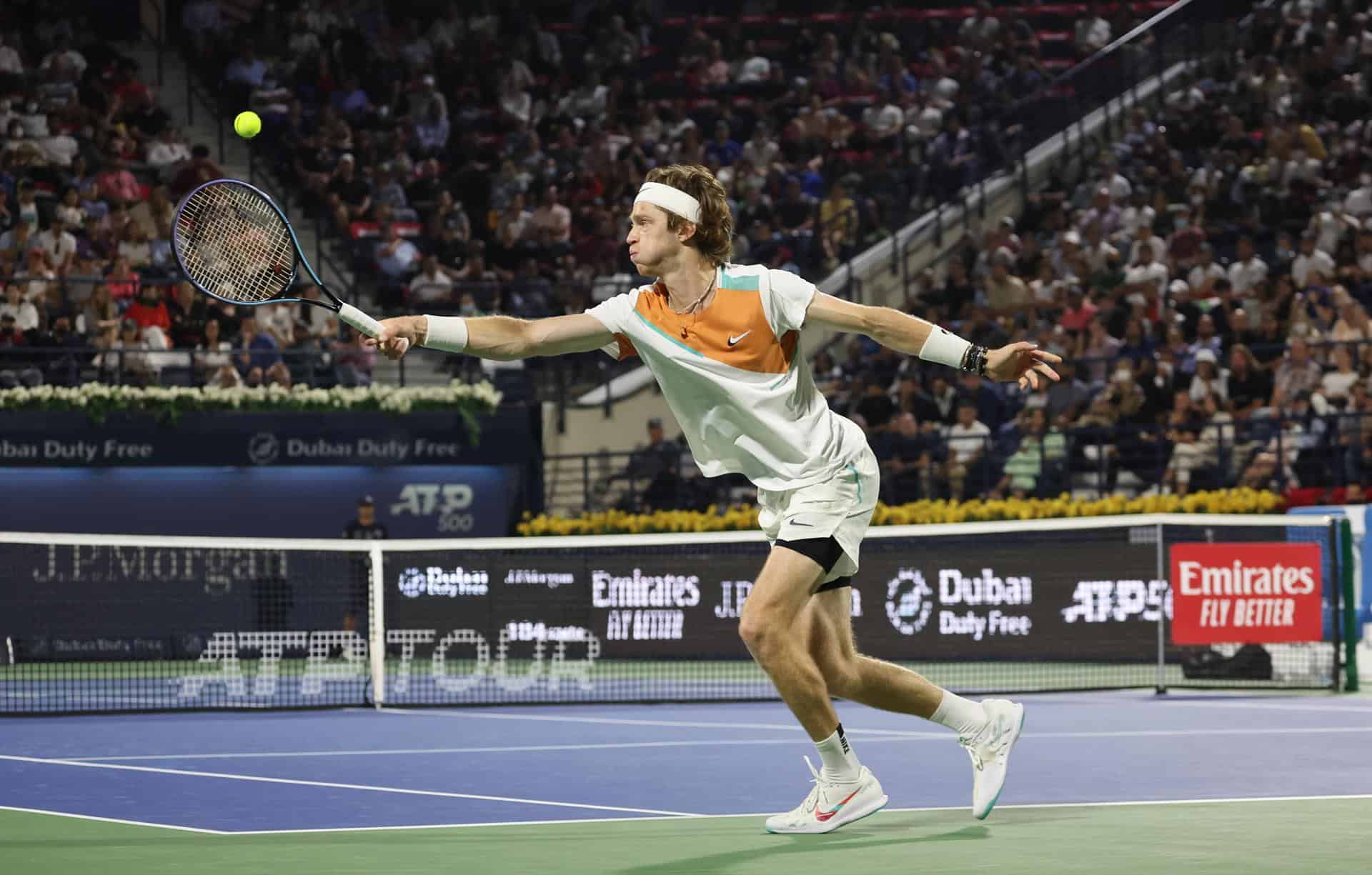 Andrey Rublev de Rusia en acción durante su último partido contra Jiri Vesely de la República Checa en el Dubai Duty Free Tennis ATP Championships 2022 en Dubai, Emiratos Árabes Unidos, el 26 de febrero de 2022. (Tenis, República Checa, Rusia, Emiratos Árabes Unidos)