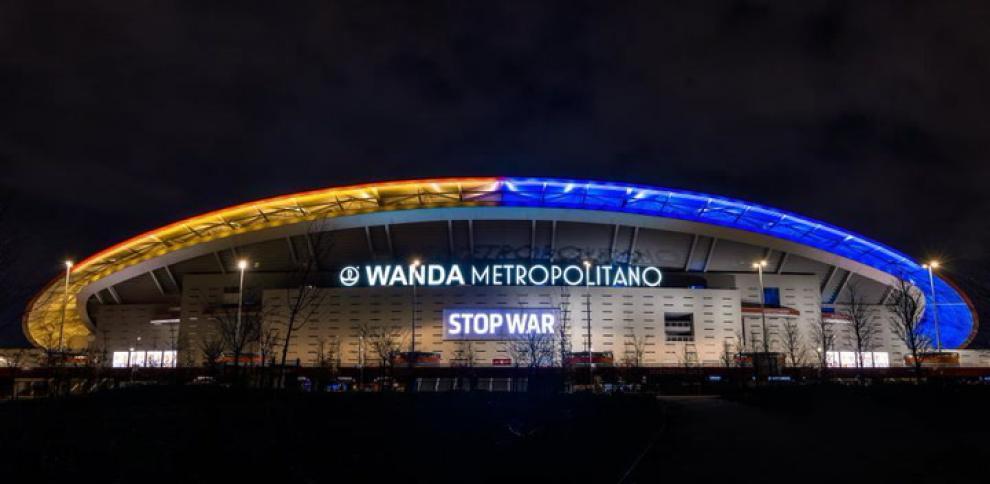 El Wanda Metropolitano iluminado con los colores de la bandera de Ucrania