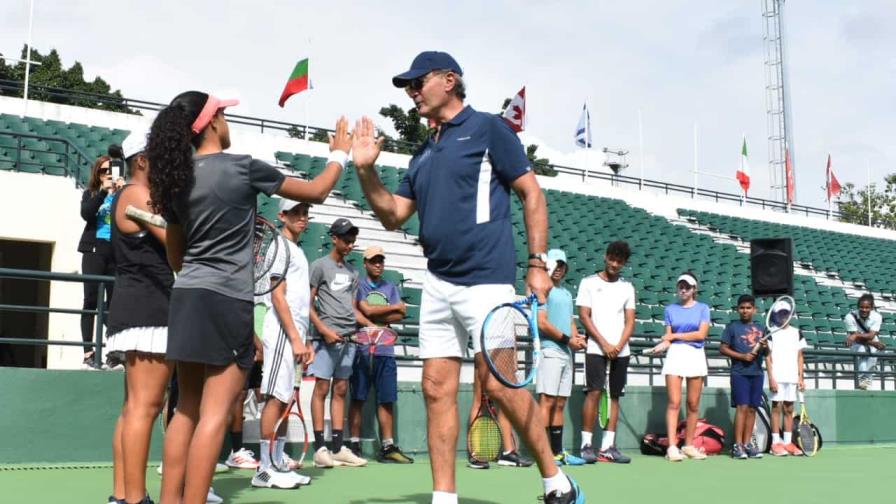 Más de 100 personas en clínicas de tenis con José Luis Clerc