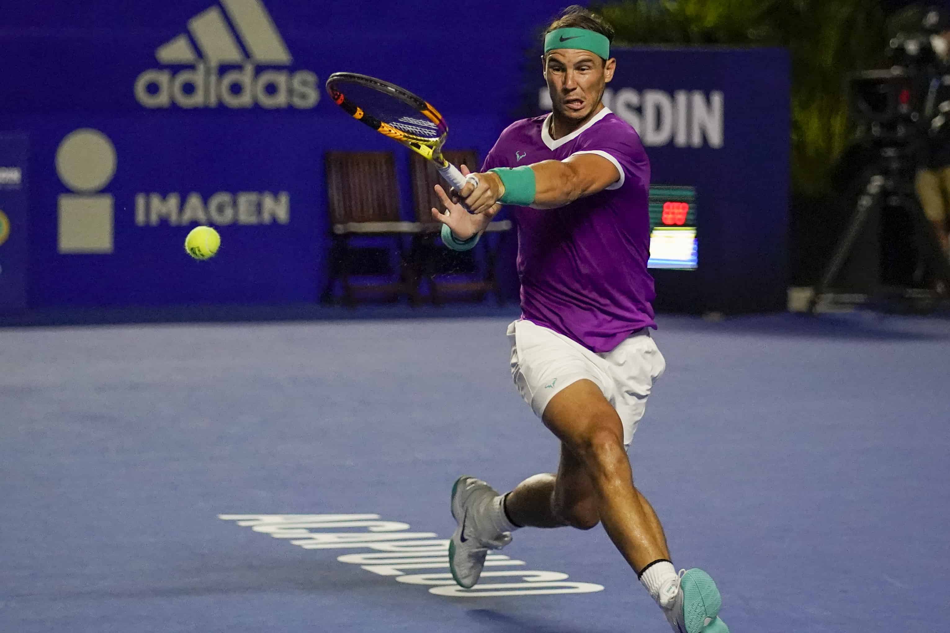 Rafael Nadal en acción, en el partido que ganó para coronarse en el Abierto de Acapulco, el 26 de febrero del 2022.