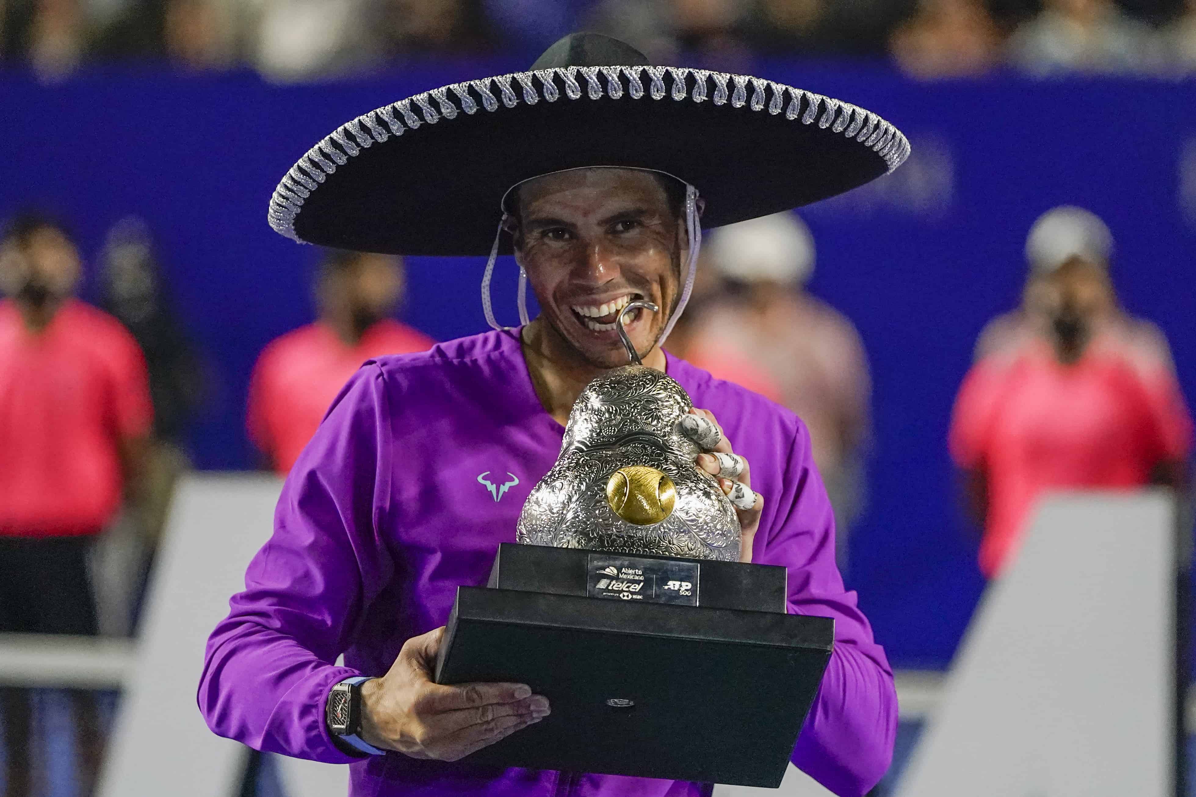 El español Rafael Nadal con el trofeo de campeón del Abierto de Acapulco, logrado el sábado 26 de febrero.