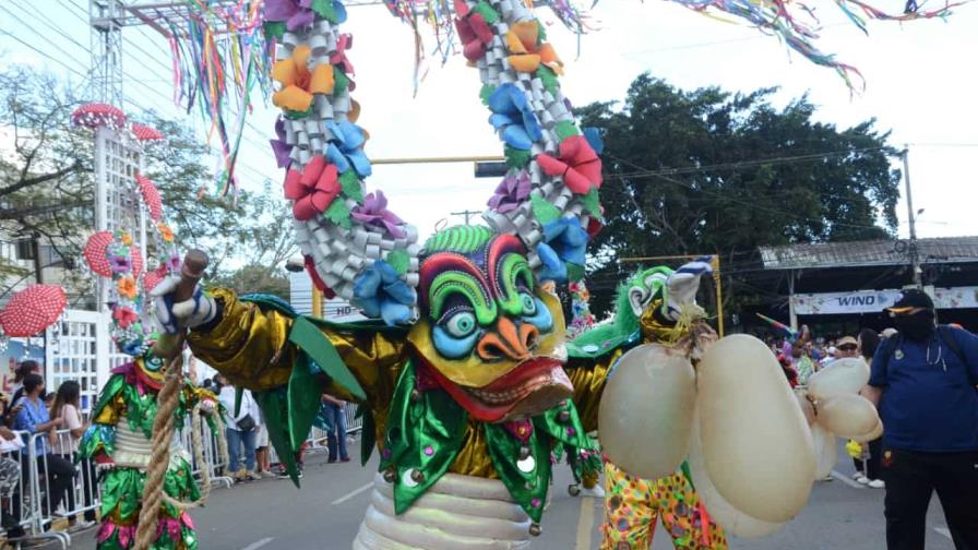 Celebran tercera jornada del carnaval de Santiago