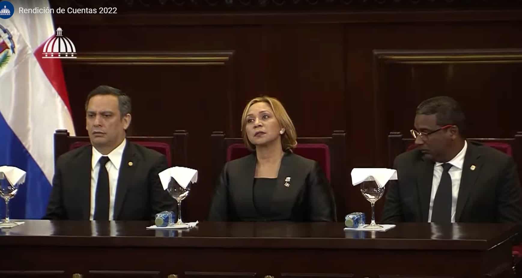 El presidente de la Suprema Corte de Justicia, Luis Henry Molina (izquierda), sin mscarilla, junto a sus dos acompañantes.