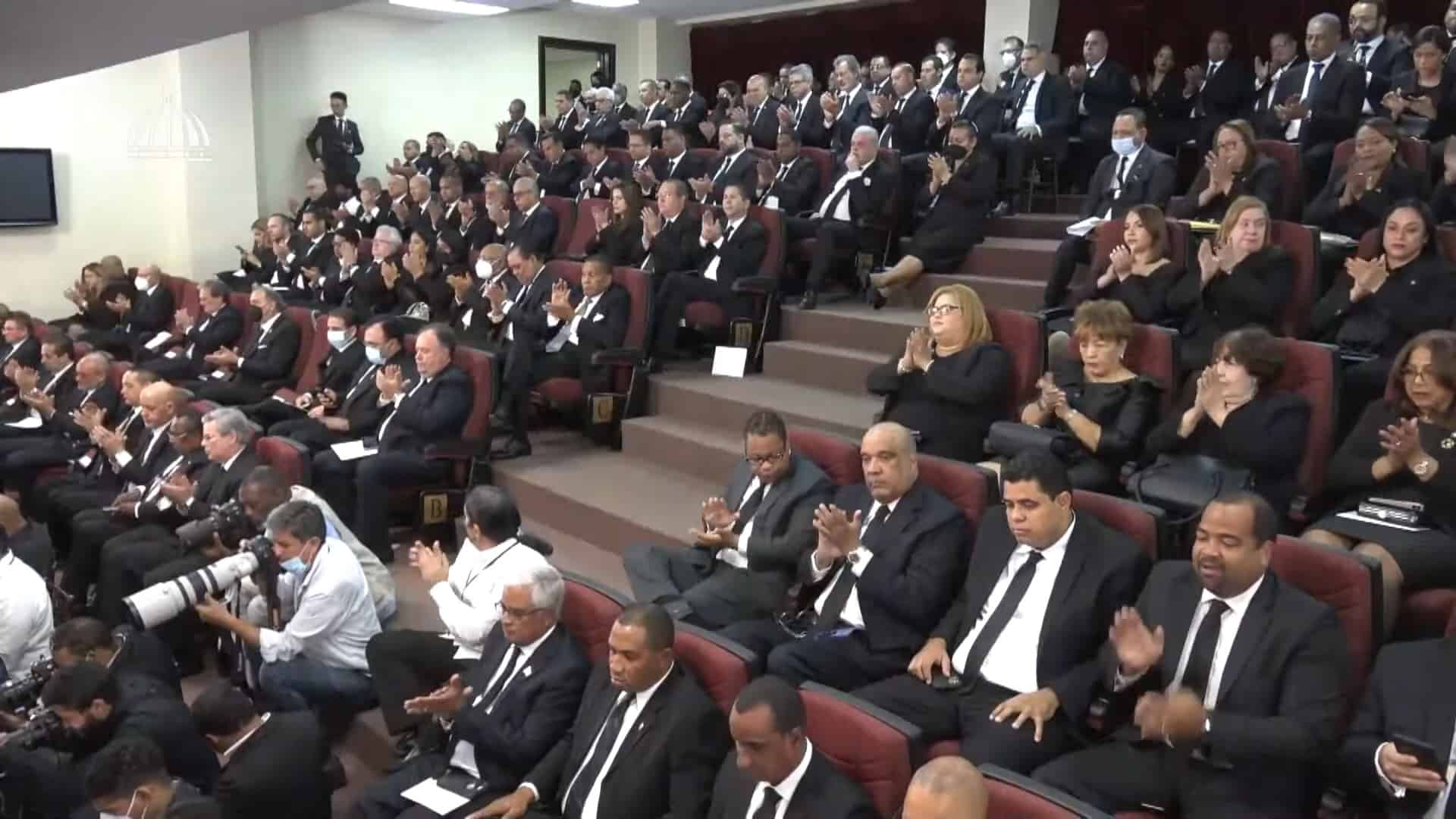 Solo el fotógrafo que cubre las incidencias de la Asamblea Nacional se ve con mascarilla.