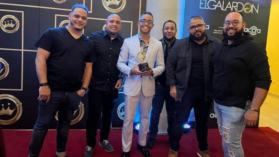 El artista cristiano John Solano recibe premio Galardón Especial