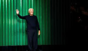 Giorgio Armani desfila en silencio en Milán en solidaridad con Ucrania