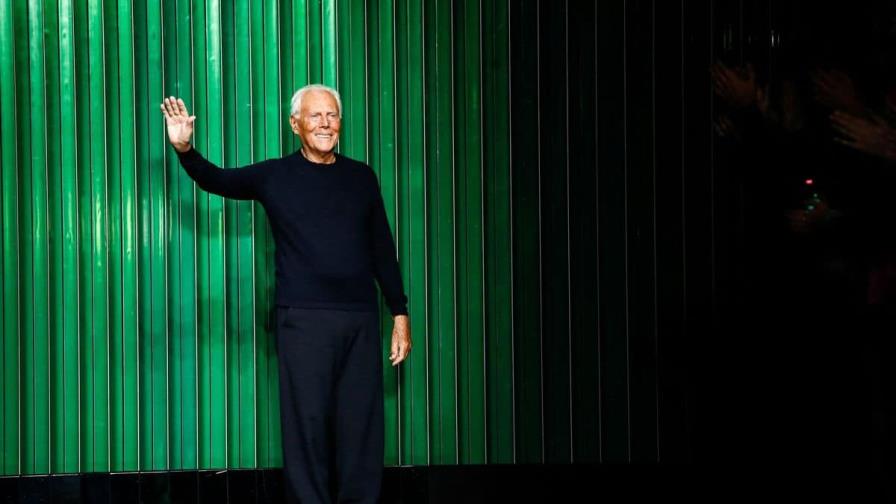 Giorgio Armani desfila en silencio en Milán en solidaridad con Ucrania Giorgio Armani desfila en silencio en Milán en solidaridad con Ucrania
