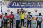 Ismael Sánchez levanta su quinto trofeo de campeón de la Vuelta Ciclística Independencia