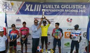 Ismael Sánchez levanta su quinto trofeo de campeón de la Vuelta Ciclística Independencia