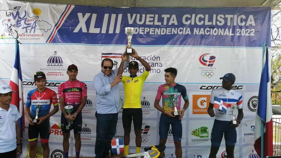 Ismael Sánchez levanta su quinto trofeo de campeón de la Vuelta Ciclística Independencia