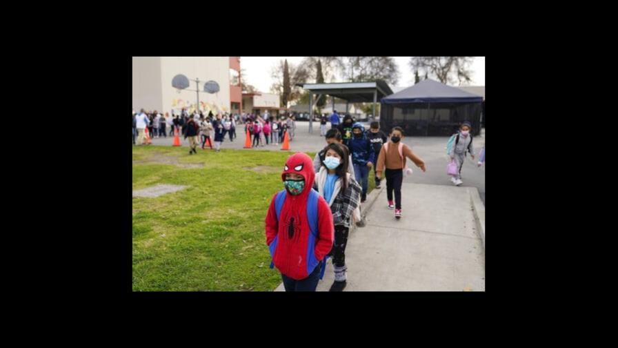 Alumnos de California y Washington ya no usarán mascarillas
