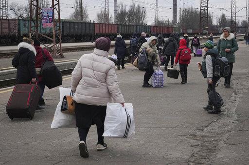 Ucranianos le escapan a la guerra en auto, tren o a pie