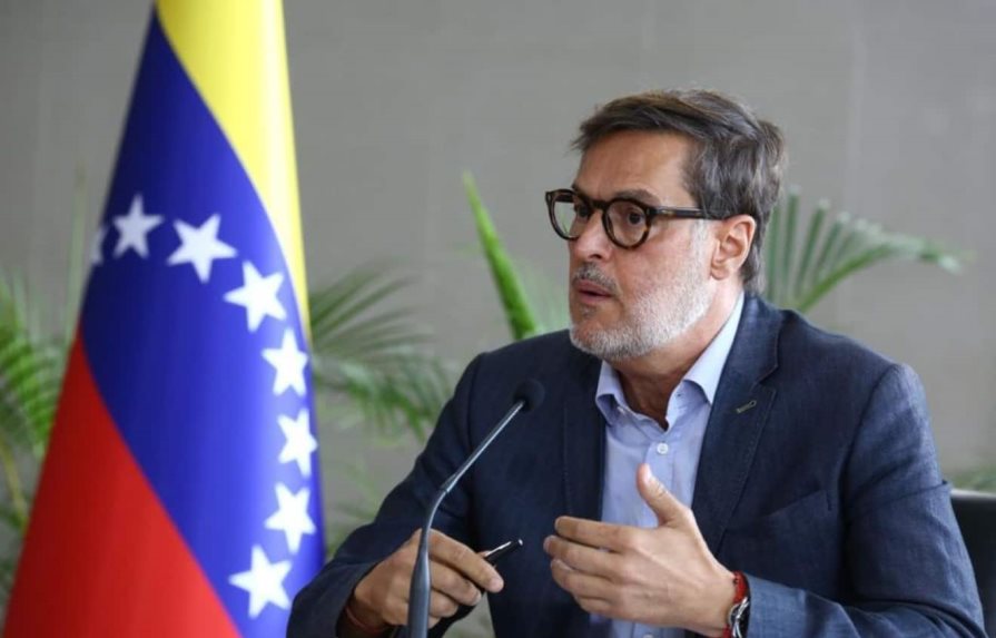 Maduro nombra al excanciller Félix Plasencia como nuevo embajador en Colombia